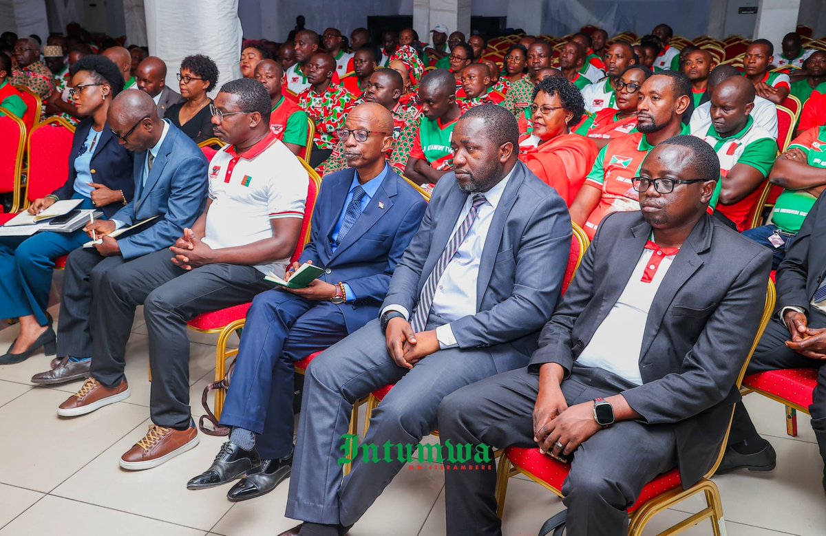 sinrenovat's tweet photo. 🔴Dans cette interview exclusive accordée au journal Intumwa, le Président de la République du Burundi, @GeneralNeva, répond sans détour aux questions portant sur les principaux enjeux de la vie nationale. Au cours de plus d'une heure et demie d'interview avec @DorianeMunezero, le Chef de l'État aborde notamment les questions liées à la paix et à la sécurité, à la politique nationale, à la démocratie, à la cohésion sociale, à l'économie, aux investissements, à l'emploi des jeunes, à l'agriculture, à l'élevage, aux infrastructures, à l'énergie, à l'éducation, à la santé, à la lutte contre la corruption, à la justice, à la gouvernance ainsi qu'aux relations diplomatiques du Burundi avec les pays de la région et le reste du monde. Il revient également sur les réalisations enregistrées ces dernières années, les défis qui restent à relever et les perspectives d'avenir, tout en partageant sa vision d'un Burundi émergent en 2040 et développé en 2060. Une occasion unique de découvrir les analyses, les explications et les engagements du Président sur les sujets qui préoccupent les citoyens burundais et intéressent les partenaires du pays.
https://t.co/12uD3tW5Ew