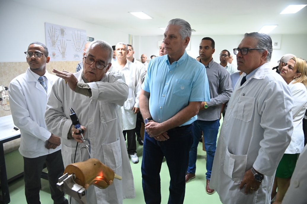 DiazCanelB's tweet photo. Visitamos el emblemático Complejo Científico Ortopédico Internacional “Frank País”, una institución de referencia en esa especialidad, que avanza con paso firme en la transformación digital.

Agradezco a su colectivo por recibirnos con tanto cariño  y, sobre todo, por su esfuerzo, constancia y profesionalidad; por su carácter innovador y científico; y por el profundo humanismo con que trabajan.

Son valores que ustedes defienden y multiplican cada día, superando las duras situaciones que causa la política de máxima presión que impone el gobierno de Estados Unidos contra nuestro pueblo. 

Les deseamos éxitos.

🔗| https://t.co/RUxIGwFzov