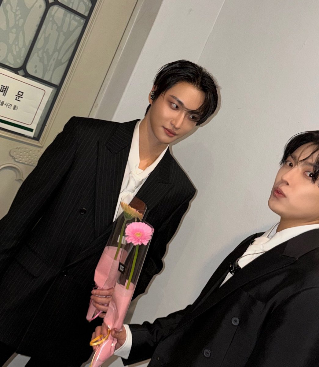 milkinhwa's tweet photo. tbe way this looks like hj got a good scolding before taking a good picture😭 https://t.co/86eLfJCzgk