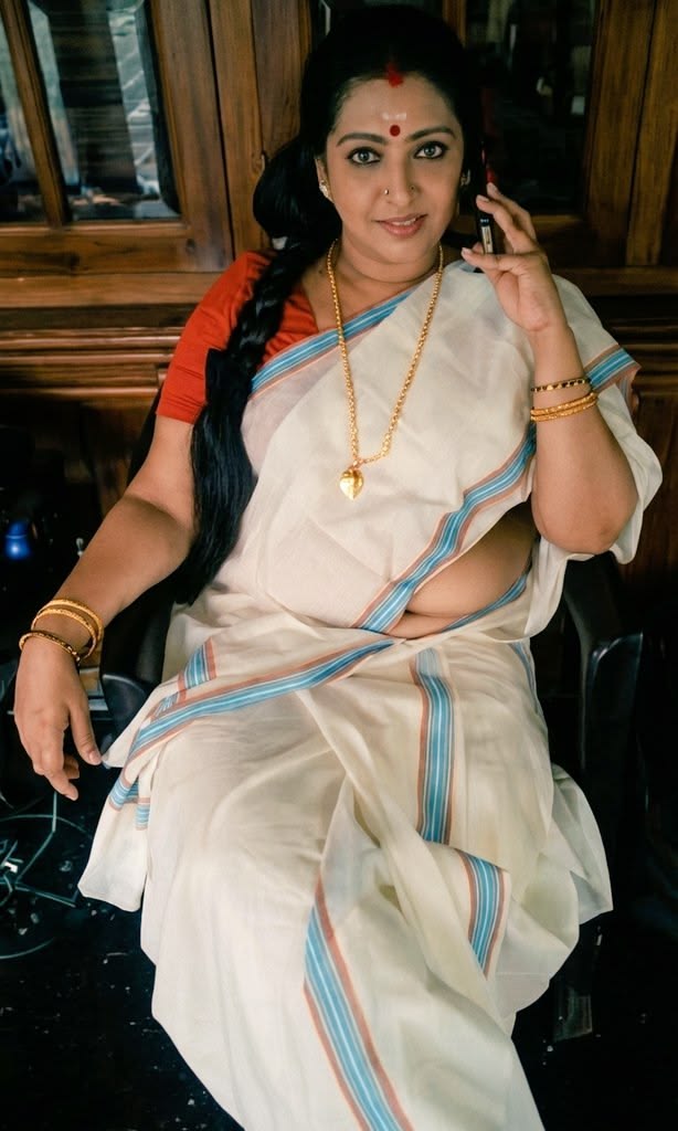 Inbam_1's tweet photo. ஏங்க வரும்போது தேன் வாங்கிட்டு வாங்க. 

_ எதுக்கு டி தேன்.

உங்க மகனுக்கு தேன் அடை சப்டனு���ா. அதான் அடை என்கிட்ட இருக்கு தேன் மட்டும் வாங்கிட்டு வர சொல்றேன்.

_அடை மட்டும் எப்படி வாங்குன டி நீ 🙄 சரி வாங்கிட்டு வரேன்.

அப்படியே இன்னைக்கு மாடில படுத்துக்கோங்க. https://t.co/V66UuXnxXf