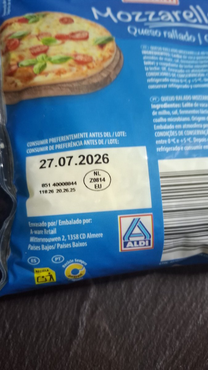 Cyn_eclipse's tweet photo. Mozzarella  de @Aldi_es comprada el lunes. Está  sin abrir y dentro de fecha. La voy a utilizar hoy y me encuentro con sorpresa. ¿Cómo  es posible? https://t.co/3pO7IUhobN