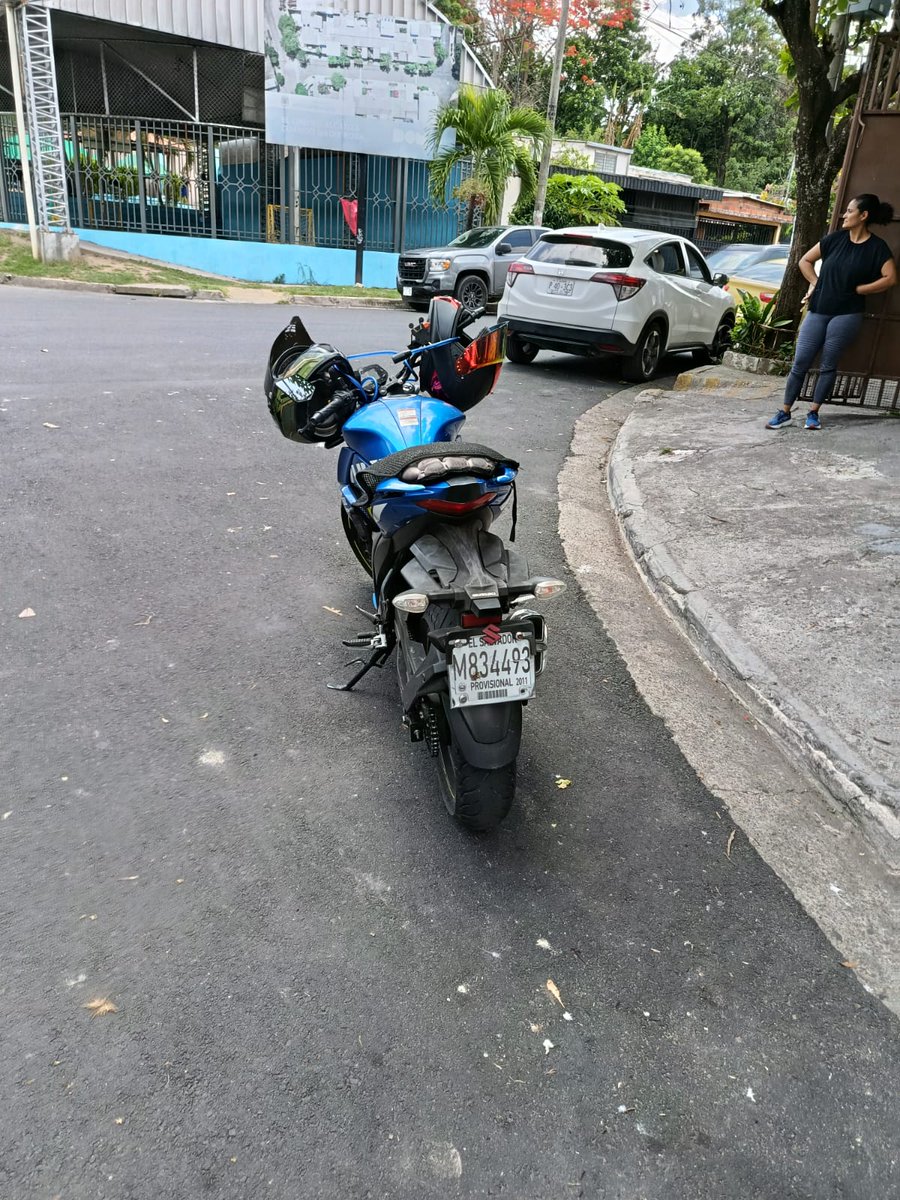 Jennyesc's tweet photo. @VMTElSalvador esta motocicleta ya tiene mas de 2 hrs obstruyendo el ingreso a la vivienda, no es posible que no les importe irrespetar las leyes y la consideración a los demás https://t.co/4XTI3bRF1i