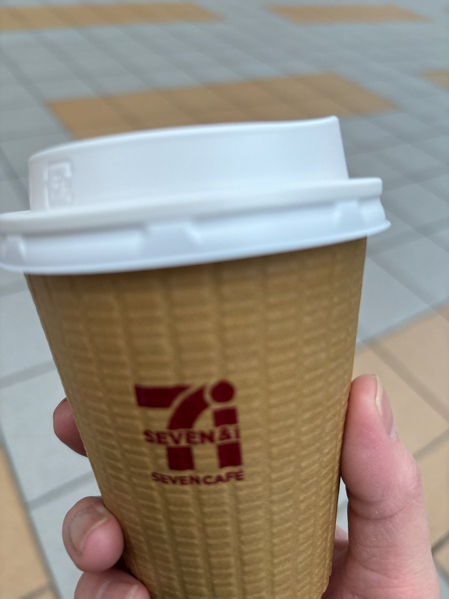risannemui's tweet photo. セブン限定のミルクティーのアイス探しにきたけどない。
だけどミルクティーが売ってる店舗初めて見て買ったけど美味しい😋 https://t.co/5GFtzz5whT