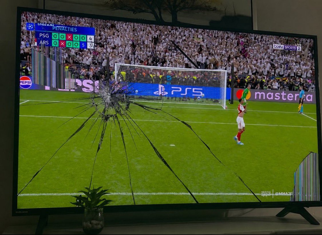 eduuxqs's tweet photo. Acabo de destrozar mi televisor de pura rabia. El Arsenal me ha avergonzado delante de mi familia. Mis dos hijos están llorando, aterrados por mi furia mientras camino de un lado a otro de la habitación temblando. No puedo soportar esto más, que alguien llame a la policía porque estoy a punto de hacer una locura.