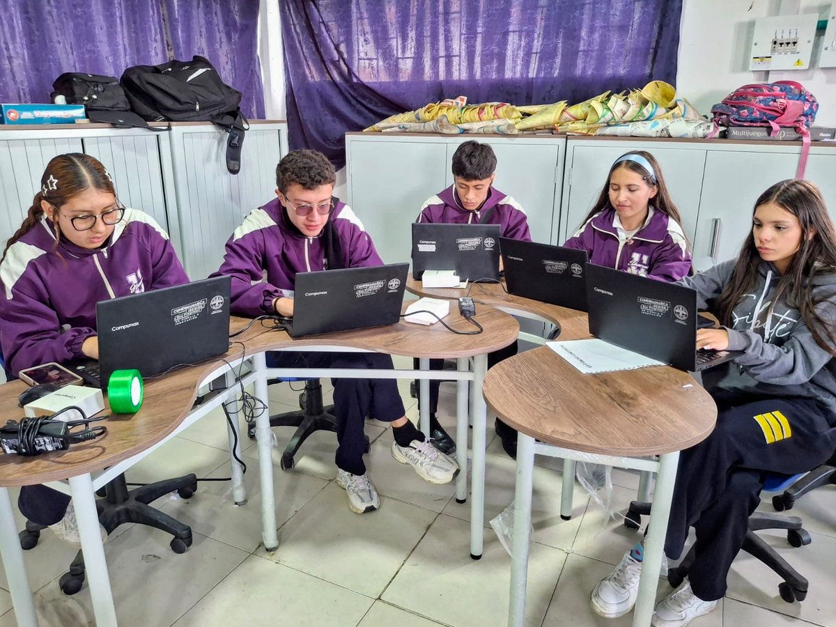 JorgeEmilioRey's tweet photo. Nos metimos a la onda de la lectura sináptica neuromental. Como muchos de ustedes, yo tampoco sabía de qué se trataba. Básicamente, es una metodología que entrena a los estudiantes para identificar ideas principales con mayor rapidez, relacionar conceptos, mejorar la comprensión de textos y aumentar su velocidad de lectura mediante ejercicios guiados en una plataforma tecnológica.

Por eso, cientos de estudiantes de grado 11 participan hoy en esta estrategia, que hemos puesto en marcha en instituciones educativas que venían reportando bajas puntuaciones en las Pruebas Saber. Allí, los jóvenes fortalecen habilidades que tienen una incidencia directa en su desempeño académico y en su preparación para acceder a la educación superior.

Asimismo, gracias a una alianza con el Politécnico Grancolombiano, algunos de estos estudiantes podrán acceder a becas para continuar su formación profesional. Seguimos apostándole a herramientas innovadoras que nos permitan brindar más oportunidades a nuestros jóvenes a través de la educación.