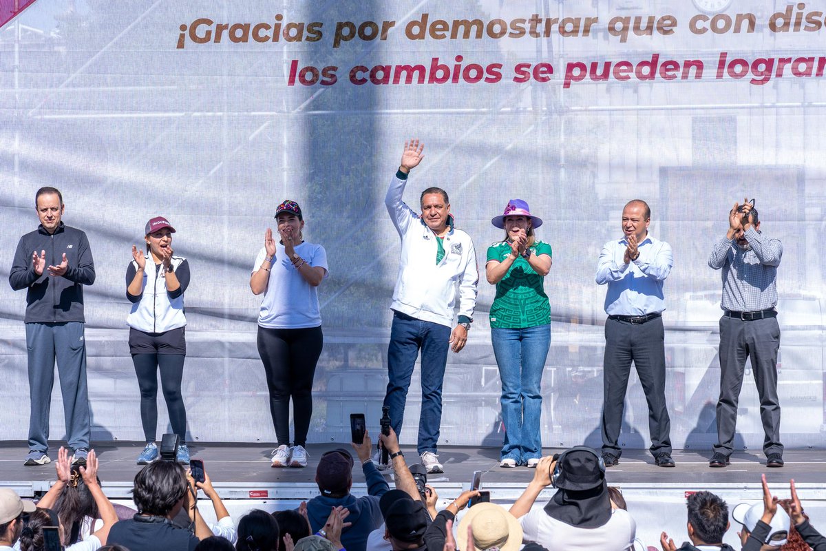 rimoba's tweet photo. 🥦 🥗 ⚖️ Bajar de peso no solo cambia el cuerpo, también cambia la vida: mejora la salud, sube la energía, fortalece la autoestima y nos permite disfrutar más tiempo con nuestra familia.

Por eso me llena de orgullo compartir que, con el reto “Toluca se pone en forma”, más de 11 mil toluqueñas y toluqueños logramos perder juntos más de 15 toneladas de peso. Pero lo más valioso es lo que ganamos: mejores hábitos, más movimiento, prevención y una nueva forma de cuidar nuestra salud.

Junto a mi esposa @RocioPeguerosV, Presidenta del @DIF_Toluca, entregamos medallas y reconocimientos a quienes demostraron que con disciplina, acompañamiento y voluntad sí se puede transformar la vida.

Este programa llegó para quedarse.

Hoy perdimos kilos, pero ganamos vida y salud para estar con los nuestros.

#RicardoMoreno
#TolucaCapitalDeOportunidadesYProgreso