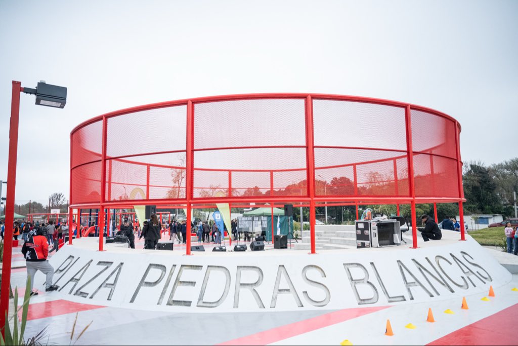 montevideoIM's tweet photo. Inauguramos la plaza en Piedras Blancas 🪁

Un lugar de encuentro, de diversión y de comunidad ☀️

Este espacio fue pensado por los vecinos y vecinas de la zona y hoy lo disfrutamos juntos y juntas 👏🙌 https://t.co/tgjn6LTcfV