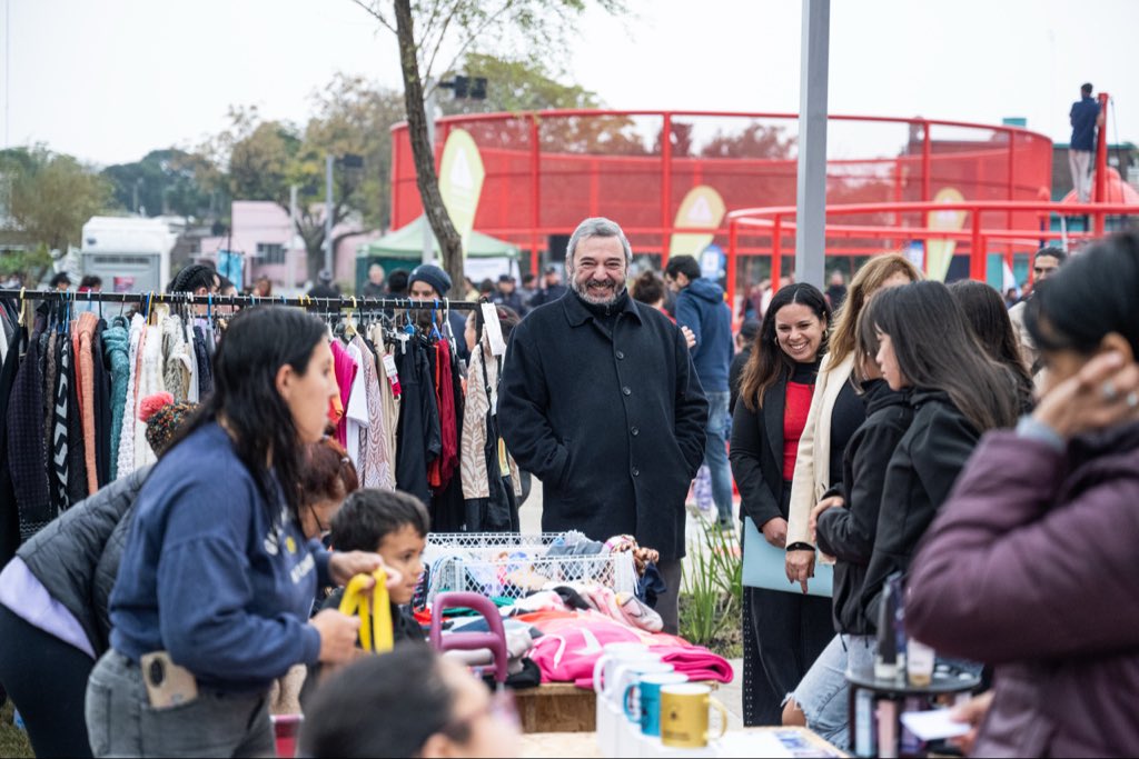 montevideoIM's tweet photo. Inauguramos la plaza en Piedras Blancas 🪁

Un lugar de encuentro, de diversión y de comunidad ☀️

Este espacio fue pensado por los vecinos y vecinas de la zona y hoy lo disfrutamos juntos y juntas 👏🙌 https://t.co/tgjn6LTcfV