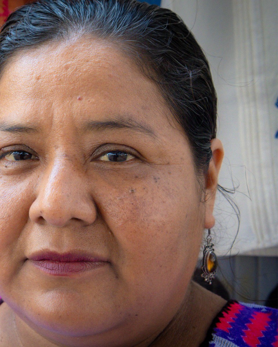 semvidamx's tweet photo. El algodón nativo y el arte textil Amuzgo son herencia viva. Gracias al Plan de Justicia Amuzgo, hoy se protege este conocimiento ancestral, desde la semilla hasta cada tejido hecho a mano. Tradición, identidad y dignidad que fortalecen el patrimonio de México. 

#OrgulloSV https://t.co/SEJwjGaZ3o