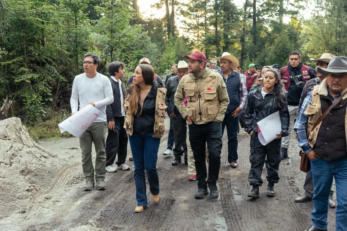 adanmexic's tweet photo. Ayer junto a la secretaria del Medio Ambiente @Jualicra realizamos una visita al Albergue Alpino Ajusco para supervisar los avances del Parque Volcán Ajusco. 🌲⛰️

Durante el recorrido, y de la mano de las comunidades de la zona, conocimos el trabajo que realizan diariamente para la conservación de los bosques y montañas del Ajusco, una de las áreas naturales más importantes para el bienestar de la Ciudad de México. 🌿

Seguimos impulsando acciones para proteger, conservar y fortalecer estos espacios naturales en beneficio del medio ambiente y de todas y todos los habitantes de nuestra ciudad.