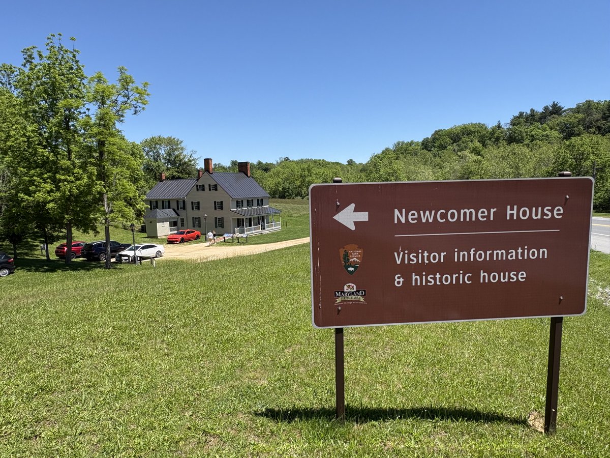 BerkeleyBooksWV's tweet photo. The Newcomer House (Rt. 34, north of the National Cemetery) saw the Battle of Antietam (Sharpsburg) in September 1862. Today, I attended a ranger-led program about action on the ridges, slopes, and gulley just south of the home. Reenactors demonstrated a Union skirmish approach. https://t.co/880T9jU3As