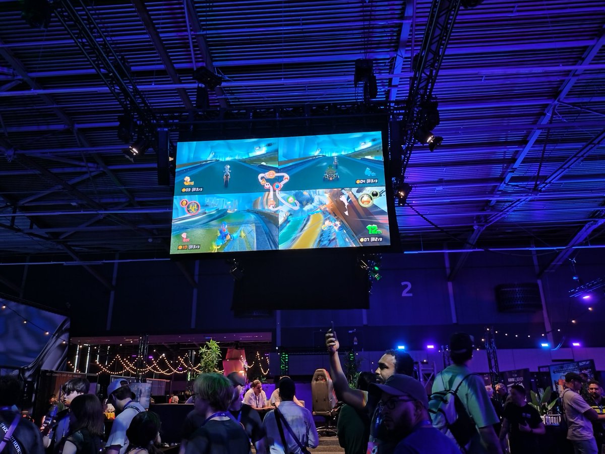 kryptodaYT's tweet photo. Twitchcon day one done! Enjoy this very random selection of photos lol https://t.co/EKgTq14PgI