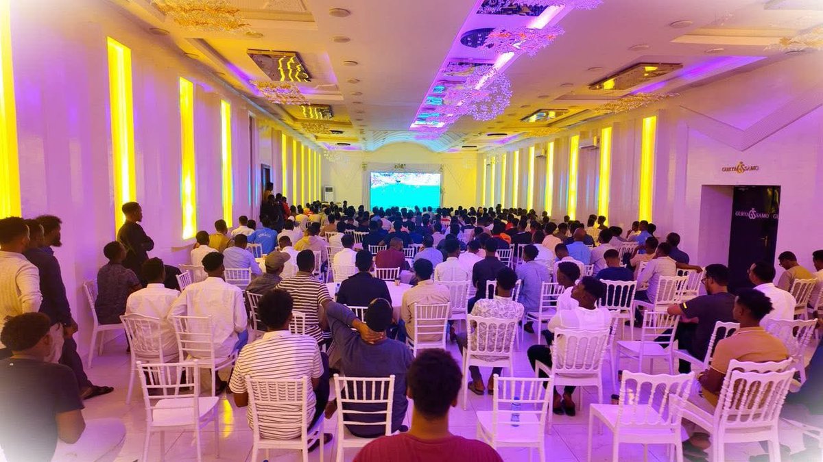 Grand_daddy5's tweet photo. Football brings people together 🇸🇴⚽️

Hundreds of fans in Somalia gathered tonight to watch the Arsenal vs PSG. passion, energy, and unforgettable vibes under the night sky. 

@ChampionsLeague @FIFAWorldCup https://t.co/j0hZIoKKTe