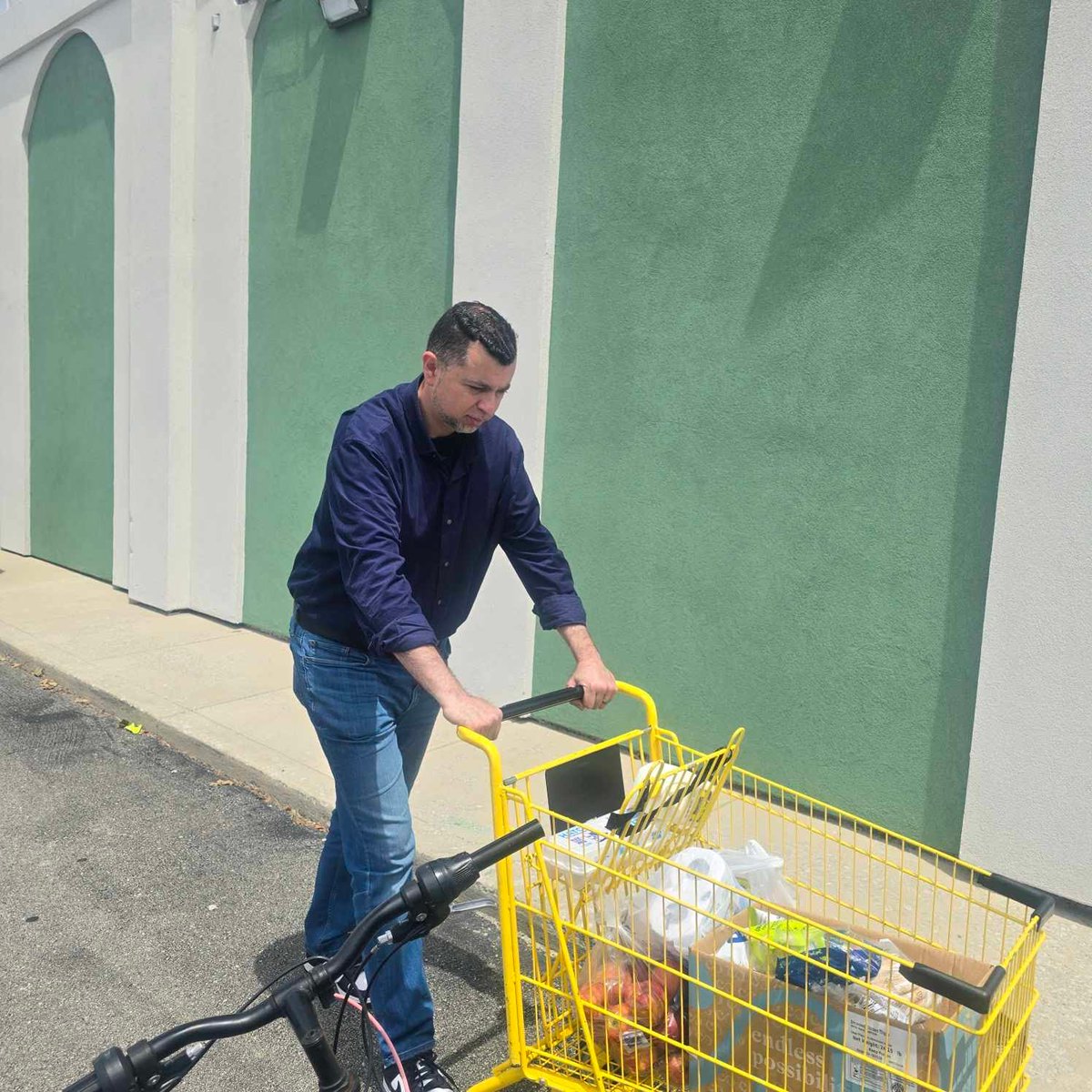 SenFadyQaddoura's tweet photo. 𝐋𝐎𝐕𝐄 > 𝐇𝐀𝐓𝐄

This morning, I had the privilege of serving hungry and vulnerable neighbors at a community food pantry that I have proudly supported for the past 17 years, both before and during my service as a State Senator. https://t.co/ZrP28onm1W