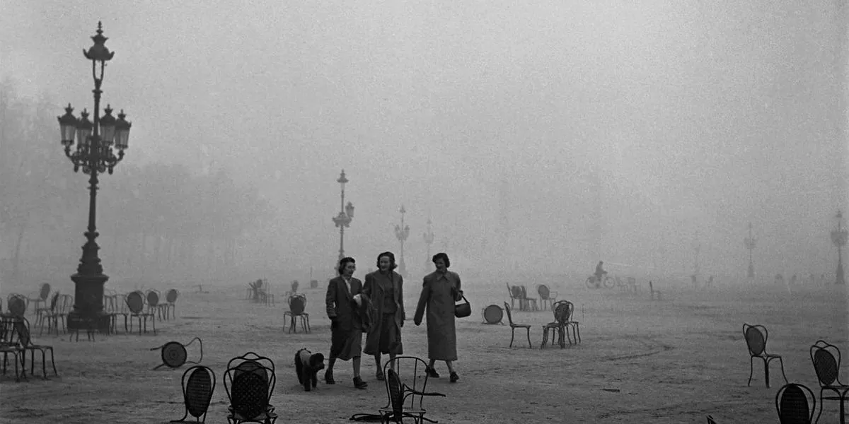 conraid's tweet photo. Place des Quinconces, Bordeaux, 1949.
Photo by Robert Doisneau https://t.co/VOIyC3TFn8