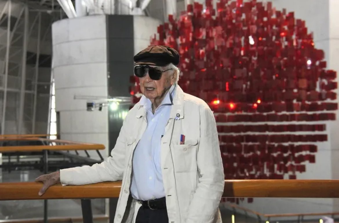marthareale's tweet photo. Julio Le Parc nos deja una obra inmensa, pero sobre todo una manera de entender el arte. Hoy despedimos a un artista universal, pero celebramos una obra que seguirá iluminando miradas en todo el mundo. https://t.co/v66zPBCMZQ