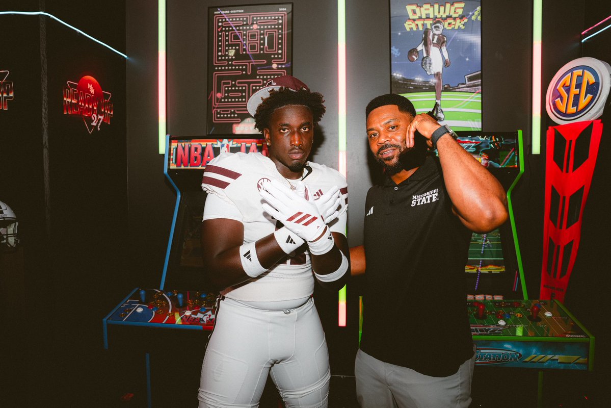 lajasooo's tweet photo. MSTATE fam how i look 👀 ? #hailstate🐶 @NathanPurvis @CoachDancyVI @CoachUno1 @JBain247 @MacCorleone74 @licostie_nick5 @TeamCounsel @DanLaForestFB @CoachBradLennox @CoachEP_OHS https://t.co/vUrClNzK5V