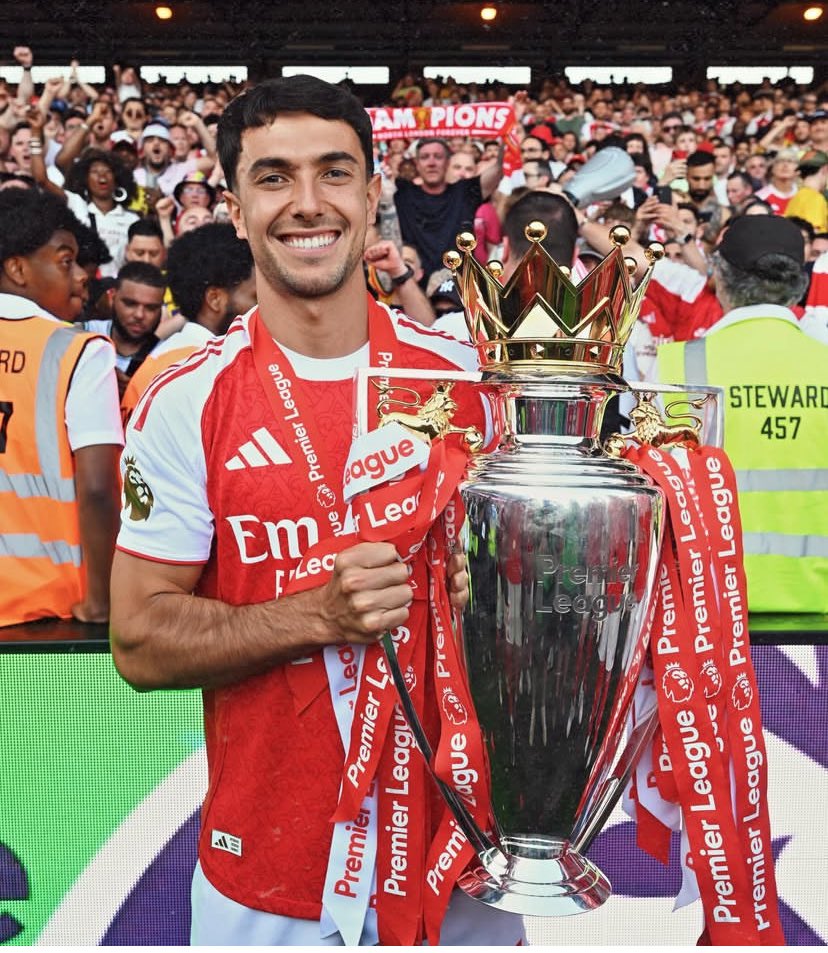 Arsenalolat's tweet photo. @Theoladeledada You mean team that just won league Omo this your epistle no get meaning o 😂😂 https://t.co/dIVw5yceXs