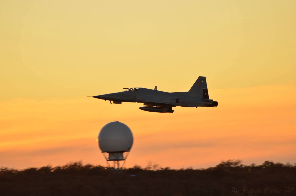 Lautaro_Chile's tweet photo. 🇦🇶🇨🇱 | F-5 Tiger lll aterrizando en Chabunco, junto al contraste de Magallanes y el radar de la DGAC https://t.co/6R019dqVd5