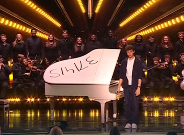 I_am_KenBarlow's tweet photo. #BGT #BGTFinal So let's vote What did this say? Poll in next tweet https://t.co/q4iHJnfPB5