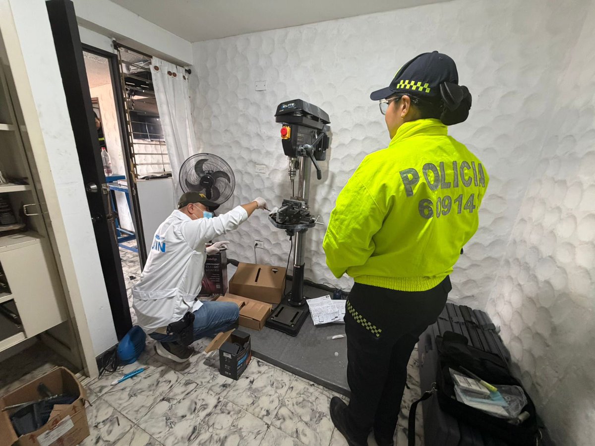Desmantelamos una armería clandestina que abastecía a estructuras criminales  en Cali y el Valle, como resultado de 2 allanamientos en los barrios  Miraflores y Colseguros. Un trabajo articulado entre la @PoliciaCali, con