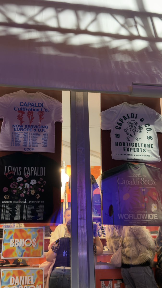 CapaldiPoland's tweet photo. Merch:
Koszulka - 200zł
Bluza - 400zł https://t.co/3NSkA7qTUq