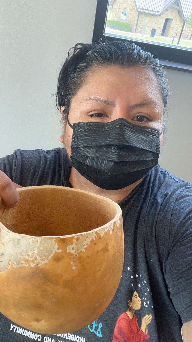 girlnameddi's tweet photo. Gourd art is definitely hard work! Today, I'm hanging out with my Chickasaw cousins in Oklahoma City, and we're making some beautiful gourd art together.
#Choctaw #Chickasaw #oklahoma #gourdart #okc https://t.co/kQrCiXbhL0