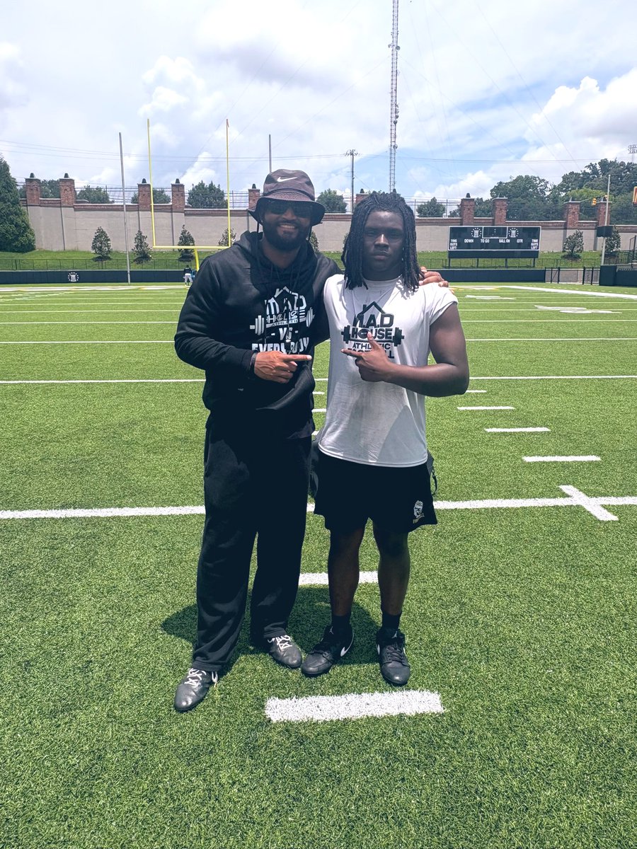 _XMan2010's tweet photo. Had a great time at @Madhousefit camp! Got some great work in with my teammates! @we2_football @courtlandnorm @ANDREWBODY_ https://t.co/ekCkPCgj0G