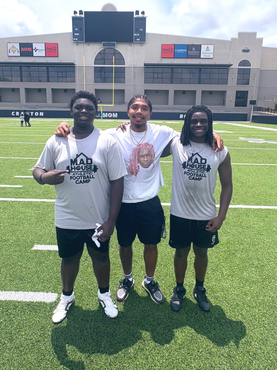 _XMan2010's tweet photo. Had a great time at @Madhousefit camp! Got some great work in with my teammates! @we2_football @courtlandnorm @ANDREWBODY_ https://t.co/ekCkPCgj0G