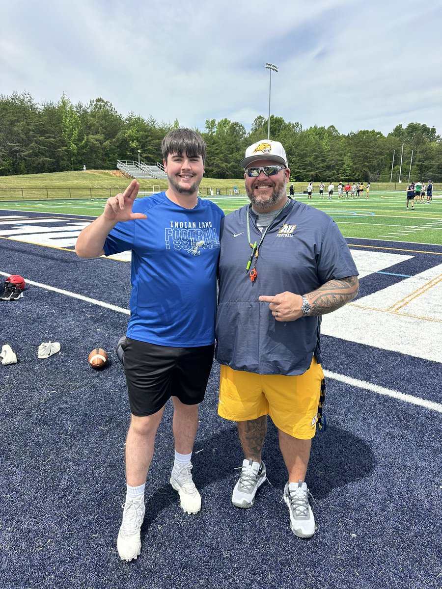 RyanKBuckILHS's tweet photo. Thanks @PatrickBolen9 and @CoachQuinn19 for the camp invite today. Awesome to see everyone again at @AverettFootball .  #GoCougars @hastings_coach https://t.co/TEnYaRsuBc