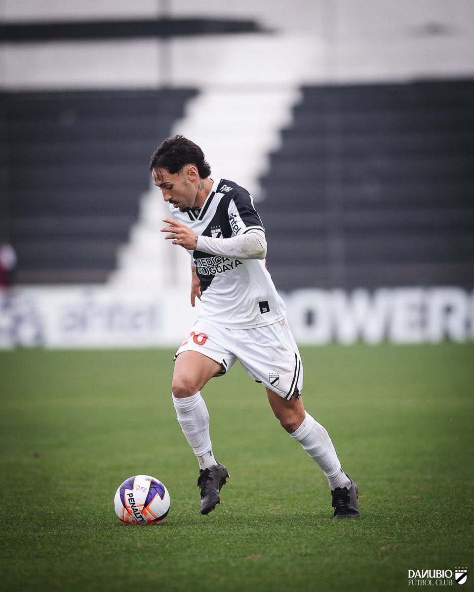 JuancaUmpierrez's tweet photo. Danubio 1-2 Progreso. Este plantel no tiene idea lo que está jugando. Les queda enorme la camiseta y el momento.

Pierden en fútbol, confianza y actitud contra los 15 equipos del campeonato. Hoy volvió a ser bochornoso y vergonzoso.

Si no quieren jugar, váyanse todos. https://t.co/FuOmfHbmk5