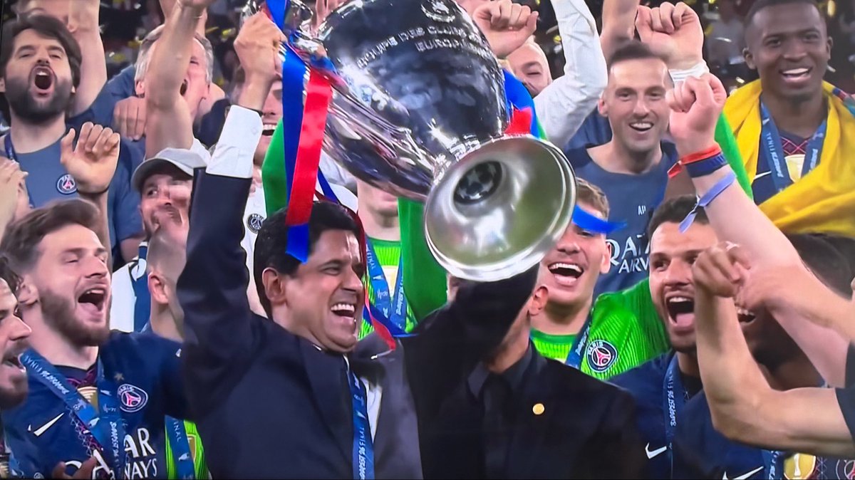 Cha_Parrow's tweet photo. Por qué está Mario Bezares levantando la Champions? #BenditaChampions https://t.co/DQiSXteC06