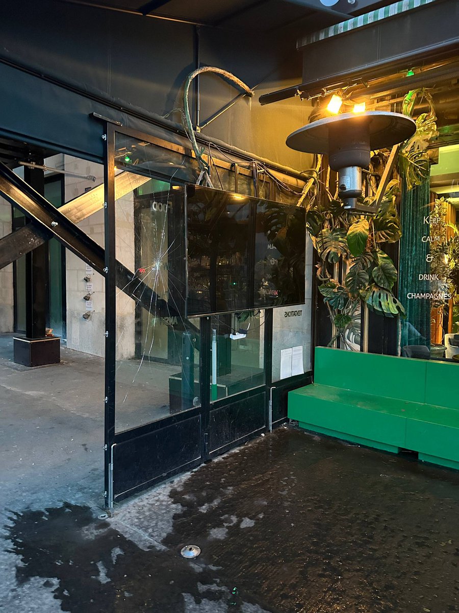 Frontieresmedia's tweet photo. 🔴 Vitrine de restaurant explosée par supporters du PSG dans le 8ème arrondissement https://t.co/NvJaearY1B