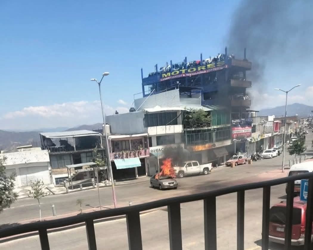FrontalMich's tweet photo. El municipio de #Zitácuaro amaneció sitiado por transportistas que fueron obligados a cerrar todos los accesos a la ciudad. Hubo quema de vehículos y tiendas oxxo, por un presunto operativo en Aputzio. https://t.co/D9u6oDg5av