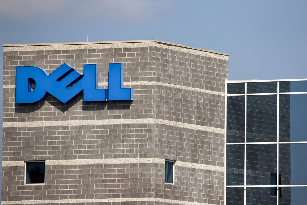 InvestmentCamel's tweet photo. إلى أين يمكن أن يرتفع سهم ديل تكنولوجيز $DELL وما توقعات وول ستريت للسهم؟

سجّل السهم ارتفاعاً لافتاً الجمعة بنسبة 32.76%، وذلك عقب إعلان نتائج أرباح قوية فاقت التوقعات بكثير، مصحوبة برفع توجيهات الإيرادات بثقة كبيرة.

وفي هذا السياق، رفع المحلل المتميز تيم لونغ من بنك باركليز (حاصل على تصنيف خمس نجوم) هدفه السعري للسهم بثلاثة أضعاف إلى 550 دولار. 

وما الذي جعل تيم لونغ بهذا التفاؤل الشديد؟
الأداء الاستثنائي الشامل لجميع عمليات الشركة، مع الإشارة بوضوح إلى المكاسب الهائلة التي حققتها أعمال خوادم الذكاء الاصطناعي خلال الربع.

ومن المقرر أن تعلن الشركة نتائجها يوم الاثنين المقبل

الإحصائيات البارزة:
- ارتفاع السهم منذ بداية العام: +226.22%
- ارتفاع خلال الـ12 شهراً الماضية: +184.94%
- حجم التداول الجمعة: 25.86 مليون سهم (أكثر من ثلاثة أضعاف المتوسط اليومي)

الإجماع الحالي (حسب بيانات 30 مايو 2026):
توصية وول ستريت: شراء معتدل (Moderate Buy) بمتوسط هدف السعري عند 421$ دولار، مع أعلى هدف عند 700$ دولار، وأدنى هدف 160$ دولار

هل سيتمكن السهم من الاستمرار في الارتفاع نحو مستويات 550-700 دولار، أم أن السوق قد استوعب معظم الإيجابيات؟

البعير يتابع القصة عن كثب.. ثورة الذكاء الاصطناعي لا تزال في مراحلها الأولى، والفرصة ما زالت قائمة لمن يؤمن بالاتجاه طويل الأمد

لو حصل وأصبح إعلان إيجابي يفوق التوقعات + رفع توجيهات فسنرى 40% قريبًا دون شك وقد تنهي السنة بالقرب من مناطق 700$-800$