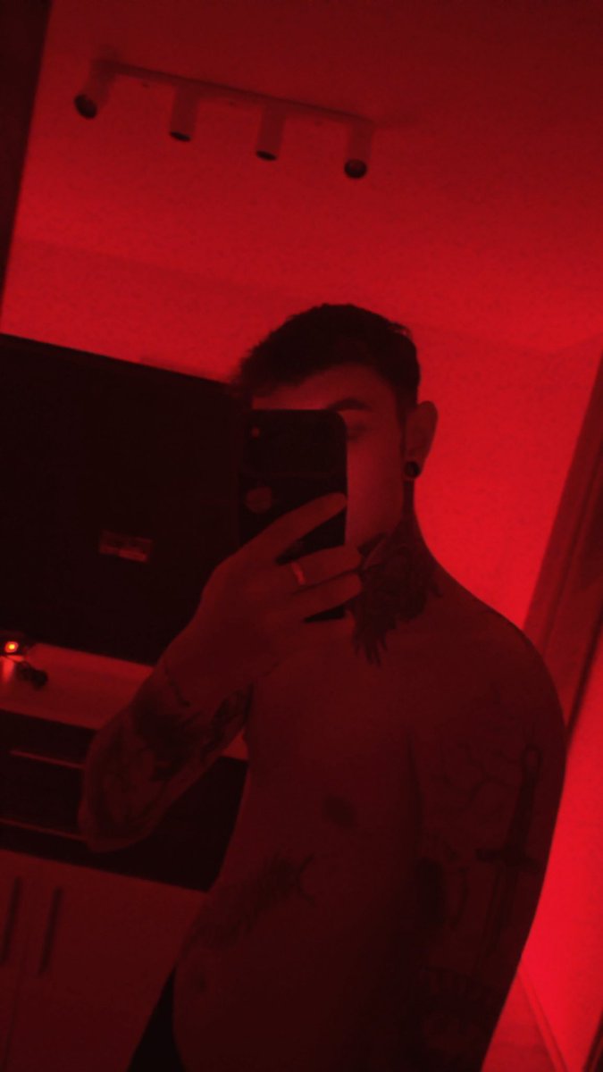 Tony_got_X's tweet photo. Suche devote schwule Cashpigs 🔥 Ich lass euch meine Nike TNs ablecken bis sie glänzen und steck euch danach direkt in nen Müllsack, wo ihr hingehört. 24jähriger Student drainst dich komplett. Wallet open, bitch! Wer schickt den ersten Tribute? #FindomGermany https://t.co/Aljcs9Tnqh