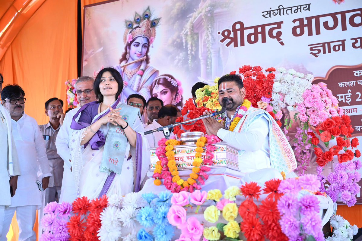 dimpleyadav's tweet photo. मैनपुरी लोकसभा क्षेत्र में अपनों के बीच। https://t.co/m4JrK59ygX