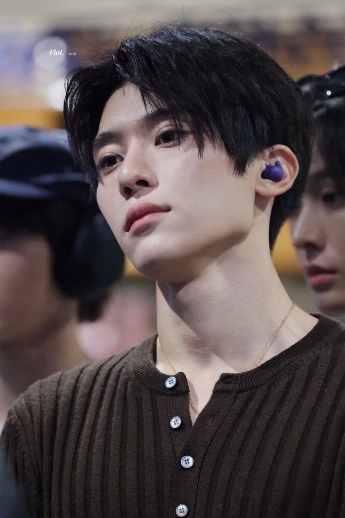 ziiio99's tweet photo. - 오시옩. 오랜만에 만나는 거라 좋게좋게 넘어가려고 했는데 자꾸 화나게 한다 너. 
너 내 남자친구잖아. 다른 사람은 너 나랑 사귀는거 알고있대? 모르고 그러는거지?

- 누나는 ㅋㅋ… 누나는 뭐 잘한 거 있어? 맨날 연락하라고 해도 내가 세 번 보내면 한 번 보내기나 해?

#숀사연애 https://t.co/YIAyi5BL7u
