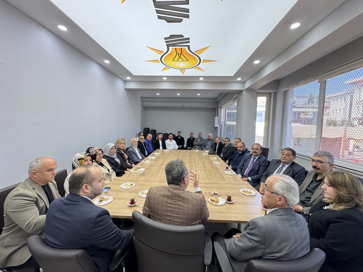 sevgilioglu's tweet photo. 🐑🇹🇷🤲🏻 TOSYA

Kurban Bayramı’nın dördüncü gününde, asırlardır bereketin ve emeğin simgesi olan pirincin diyarı Tosya’mızda teşkilat mensuplarımız ve hemşehrilerimizle bir araya geldik.

Bayramın taşıdığı kadim mirası, aynı sofranın bereketinde, aynı duanın huzurunda ve aynı gönül seferberliğinde yeniden hissettik.

Rabbim; bizi milletçe aynı istikamette yürüyen, aynı değerlerde buluşan bir topluluk olarak nice bayram sabahlarına eriştirsin.

Hayırlı Bayramlar.🙋‍♂️

@Akparti @RTErdogan @abuyukgumus @akparti_37 @AKGMTeskilat