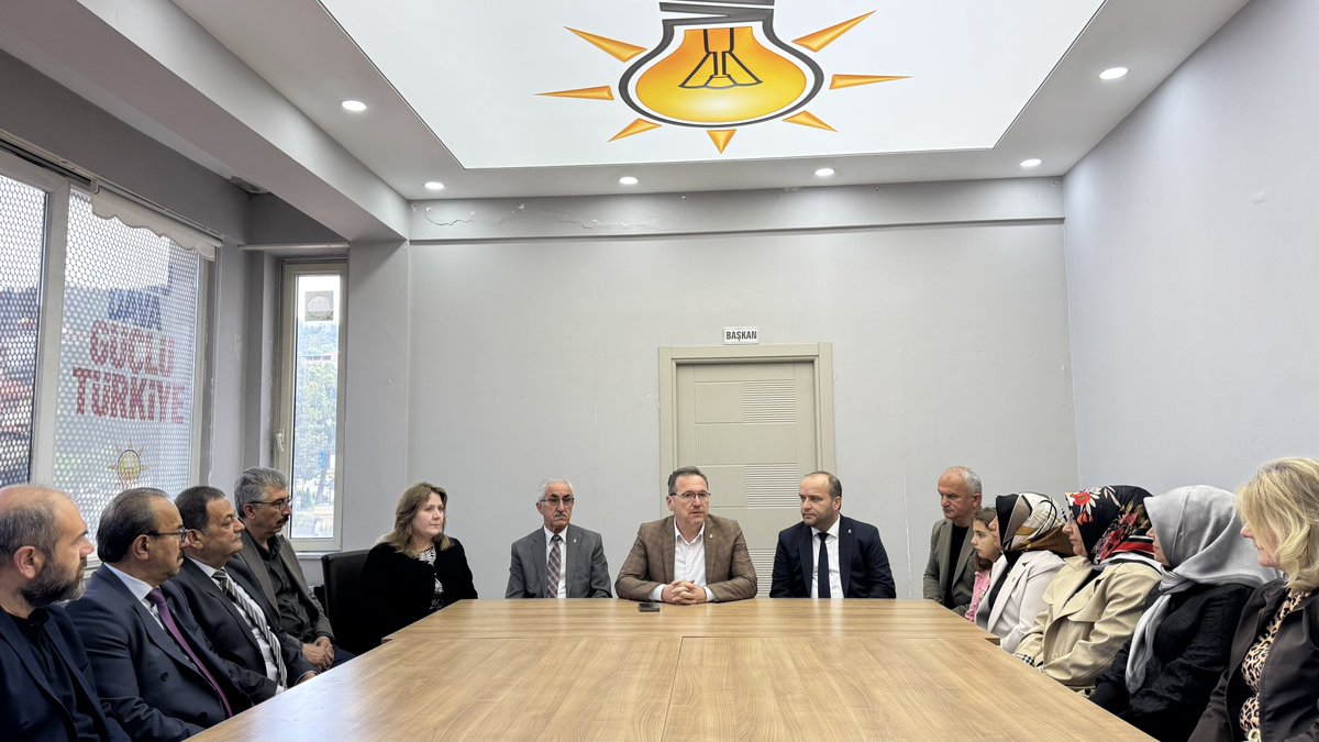 sevgilioglu's tweet photo. 🐑🇹🇷🤲🏻 TOSYA

Kurban Bayramı’nın dördüncü gününde, asırlardır bereketin ve emeğin simgesi olan pirincin diyarı Tosya’mızda teşkilat mensuplarımız ve hemşehrilerimizle bir araya geldik.

Bayramın taşıdığı kadim mirası, aynı sofranın bereketinde, aynı duanın huzurunda ve aynı gönül seferberliğinde yeniden hissettik.

Rabbim; bizi milletçe aynı istikamette yürüyen, aynı değerlerde buluşan bir topluluk olarak nice bayram sabahlarına eriştirsin.

Hayırlı Bayramlar.🙋‍♂️

@Akparti @RTErdogan @abuyukgumus @akparti_37 @AKGMTeskilat