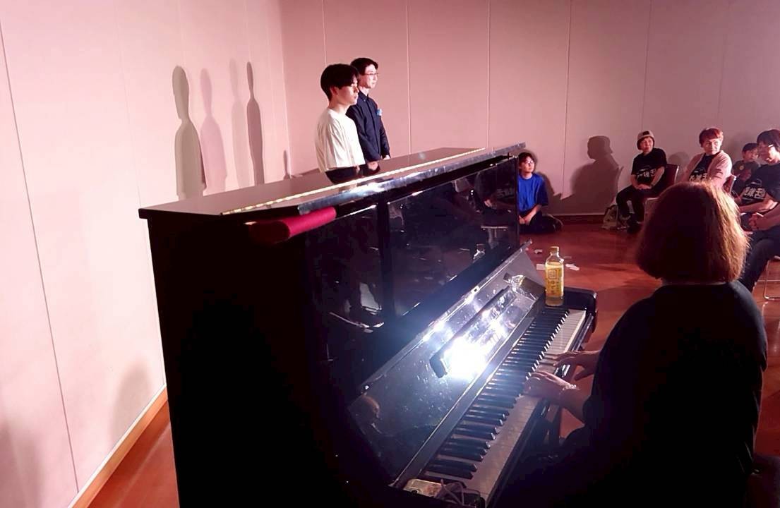 arts_lab2018's tweet photo. ロクディムのりょーちんさん @ryochinpapa をお招きした「うたかたnight〜vol.5〜！ 」終演しました！

──約3年ぶりの本公演。

その間、それぞれが個々のフィールドで歩みを進めてきました。

今日は積み重ねてきたものを持ち寄り、いまの自分たちだからこそ立ち上げられる即興の時間となりました！ https://t.co/ApUZPQP35S