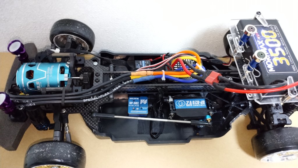 downforce_RC's tweet photo. モーターは水色が綺麗なSKYRCのFuriaX Supa Agile13.5T｡
(前側に6枚羽根内蔵)
シャフト長さ14.6mmでピニオン固定にゆとり有ります。
アンプからは14ゲージケーブルを使って約15cm延長｡
https://t.co/pfE8edAakI https://t.co/vm5SmnYLWb