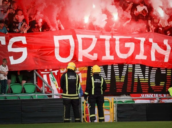 SEI2001's tweet photo. “Irelands Original Ultras”

“Since 2001”

Homeless (A)

🔴⚪️🟡⚪️🔴

 📸  @eoghan_connelly https://t.co/LgX9eUcmZ9