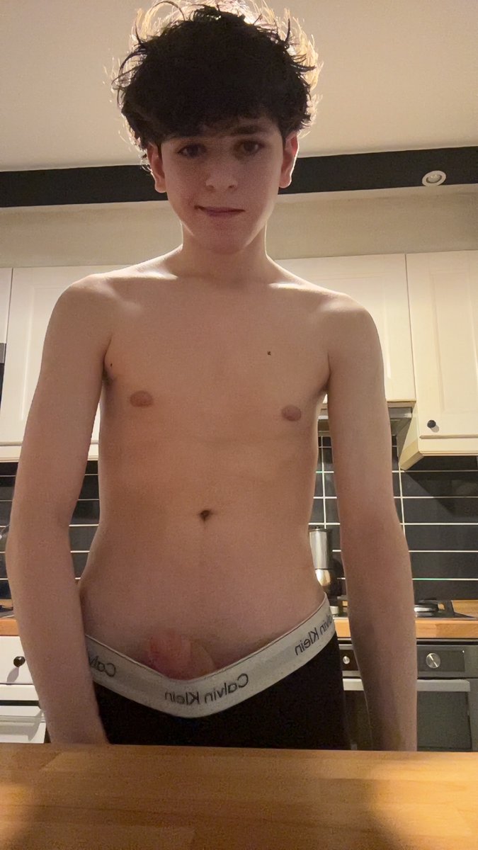 LeoTwxnk's tweet photo. oops it's poking out 🍆 https://t.co/AMDFFTzKhy