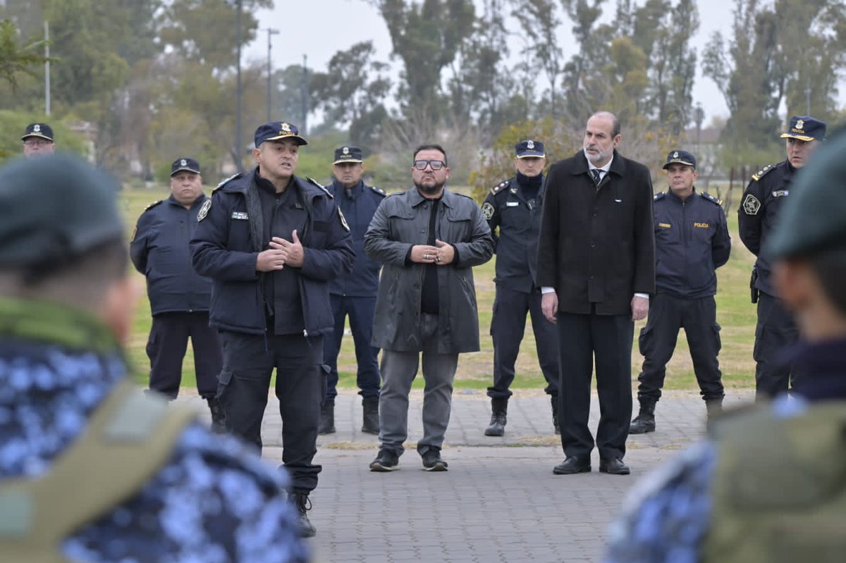fsusbielles's tweet photo. Operativos de saturación concurrente coordinados entre las unidades descentralizadas de la Policía Bonaerense.

El operativo dejó como resultado la detención de 13 personas, secuestro armas de fuego y el decomiso de marihuana y cocaína.

En la última semana en Bahía ae realizaron 17 allanamientos y se capturaron 54 malvivientes que fueron puestos a disposición de la justicia.

Seguimos construyendo en equipo una ciudad cada dia más hostil para los delincuentes y más segura para los bahienses.