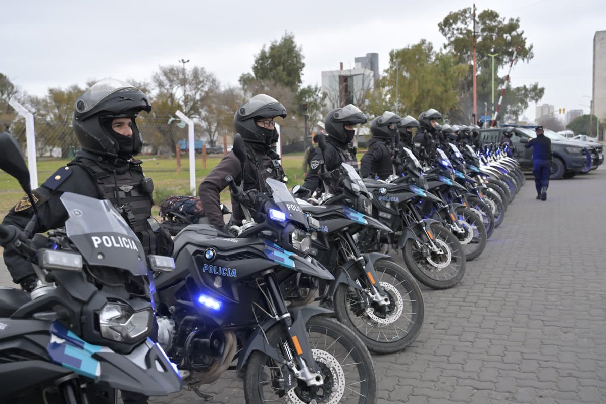 fsusbielles's tweet photo. Operativos de saturación concurrente coordinados entre las unidades descentralizadas de la Policía Bonaerense.

El operativo dejó como resultado la detención de 13 personas, secuestro armas de fuego y el decomiso de marihuana y cocaína.

En la última semana en Bahía ae realizaron 17 allanamientos y se capturaron 54 malvivientes que fueron puestos a disposición de la justicia.

Seguimos construyendo en equipo una ciudad cada dia más hostil para los delincuentes y más segura para los bahienses.