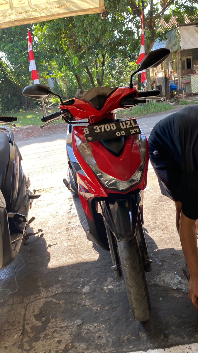 qurtcobainn's tweet photo. Tolong bantuannya warga X, Motor gua ilang baru aja malem ini 30, Mei 2026. mungkin sekitar jam 7-9an, hilang pas lagi di pake kaka buat ngopi dan parkir di @TomoroCoffee_ID Bukit Dago, posisi Motor di Kunci stang, Mohon bantuannya teman-teman 🥹🥹😭😭😭

@TMCPoldaMetro https://t.co/T7XnoB89EA