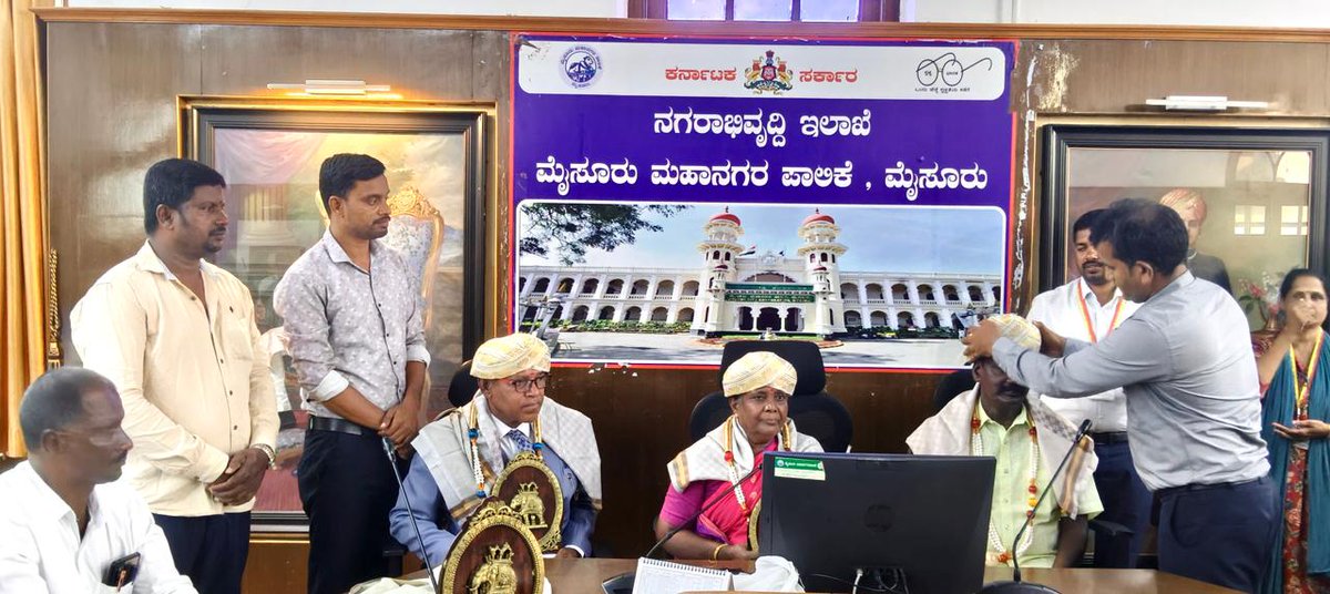 mysurucitycorp's tweet photo. ಮೈಸೂರು ಮಹಾನಗರ ಪಾಲಿಕೆಯಲ್ಲಿ ಸುದೀರ್ಘ ಸಾರ್ವಜನಿಕ ಸೇವೆ ಸಲ್ಲಿಸಿ, ನಮ್ಮ ಮೈಸೂರನ್ನು ಸ್ವಚ್ಛ ಹಾಗೂ ಸುಂದರವಾಗಿಡಲು ಶ್ರಮಿಸಿದ ಪೌರಕಾರ್ಮಿಕರಾದ ಶ್ರೀ ಮಂಜು, ಶ್ರೀ ಆರ್. ಮಹದೇವ ಮತ್ತು ಶ್ರೀಮತಿ ನಾಗಮ್ಮ ಅವರು ಇಂದು ನಿವೃತ್ತಿ ಹೊಂದಿದರು. ನಿವೃತ್ತ ಜೀವನವು ಸುಖ, ಶಾಂತಿ ಮತ್ತು ಆರೋಗ್ಯದಿಂದ ಕೂಡಿರಲಿ ಎಂದು ಹಾರೈಸಲಾಯಿತು. #SwachhBharat https://t.co/A7mDXzgKh5