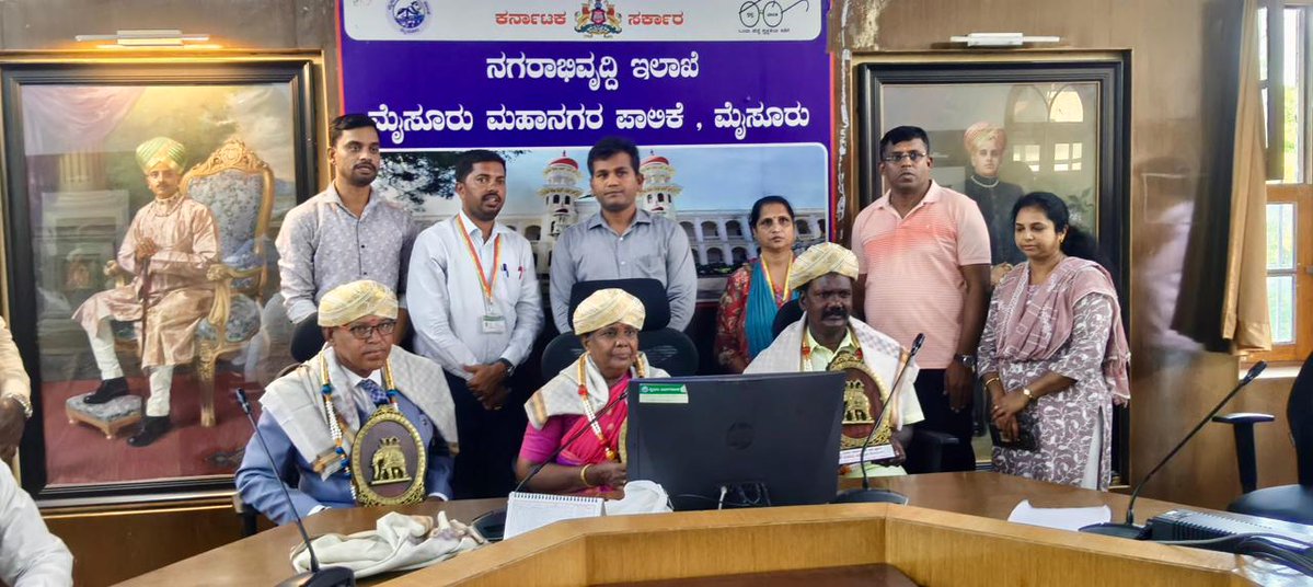 mysurucitycorp's tweet photo. ಮೈಸೂರು ಮಹಾನಗರ ಪಾಲಿಕೆಯಲ್ಲಿ ಸುದೀರ್ಘ ಸಾರ್ವಜನಿಕ ಸೇವೆ ಸಲ್ಲಿಸಿ, ನಮ್ಮ ಮೈಸೂರನ್ನು ಸ್ವಚ್ಛ ಹಾಗೂ ಸುಂದರವಾಗಿಡಲು ಶ್ರಮಿಸಿದ ಪೌರಕಾರ್ಮಿಕರಾದ ಶ್ರೀ ಮಂಜು, ಶ್ರೀ ಆರ್. ಮಹದೇವ ಮತ್ತು ಶ್ರೀಮತಿ ನಾಗಮ್ಮ ಅವರು ಇಂದು ನಿವೃತ್ತಿ ಹೊಂದಿದರು. ನಿವೃತ್ತ ಜೀವನವು ಸುಖ, ಶಾಂತಿ ಮತ್ತು ಆರೋಗ್ಯದಿಂದ ಕೂಡಿರಲಿ ಎಂದು ಹಾರೈಸಲಾಯಿತು. #SwachhBharat https://t.co/A7mDXzgKh5