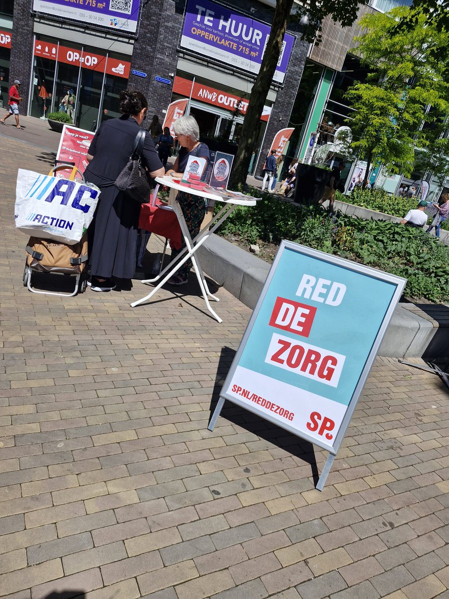 SPLelystad's tweet photo. Vandaag stonden wij als SP weer op de markt. Samen met ondersteuning van onze gemeenteraad fractie, de SP Hulpdienst en een van onze nieuwste leden hebben wij veel gesprekken gevoerd en onze ideeën, campagnes en ideologieën gedeeld. Dit was weer een sociaal vruchtbare dag  🍅 https://t.co/1cLLtfIav4